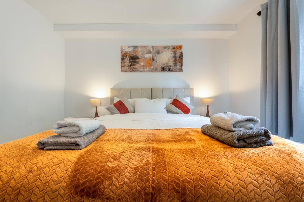 Ashview 6 - Heathrow - Windsor - Free Parking Apartment Staines-upon-Thames Екстериор снимка