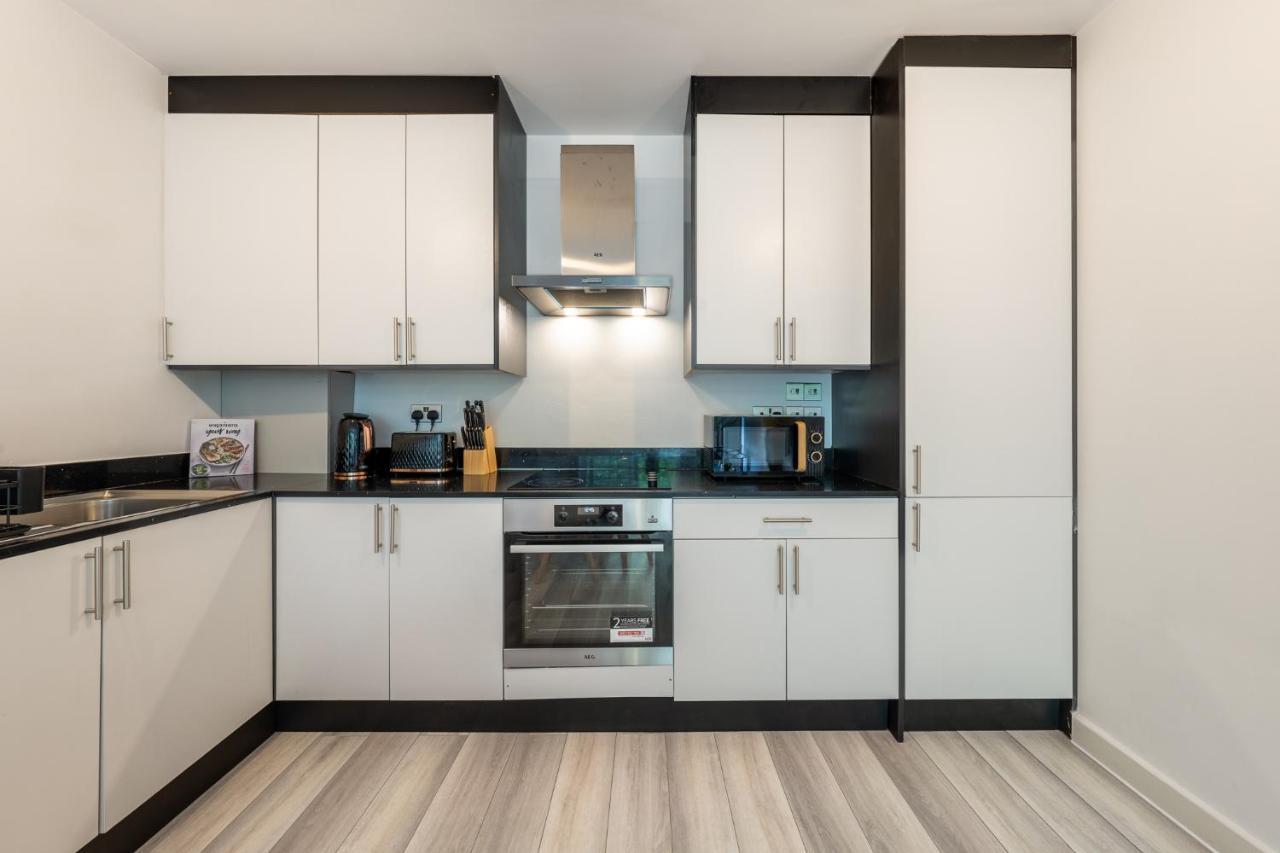 Ashview 6 - Heathrow - Windsor - Free Parking Apartment Staines-upon-Thames Екстериор снимка