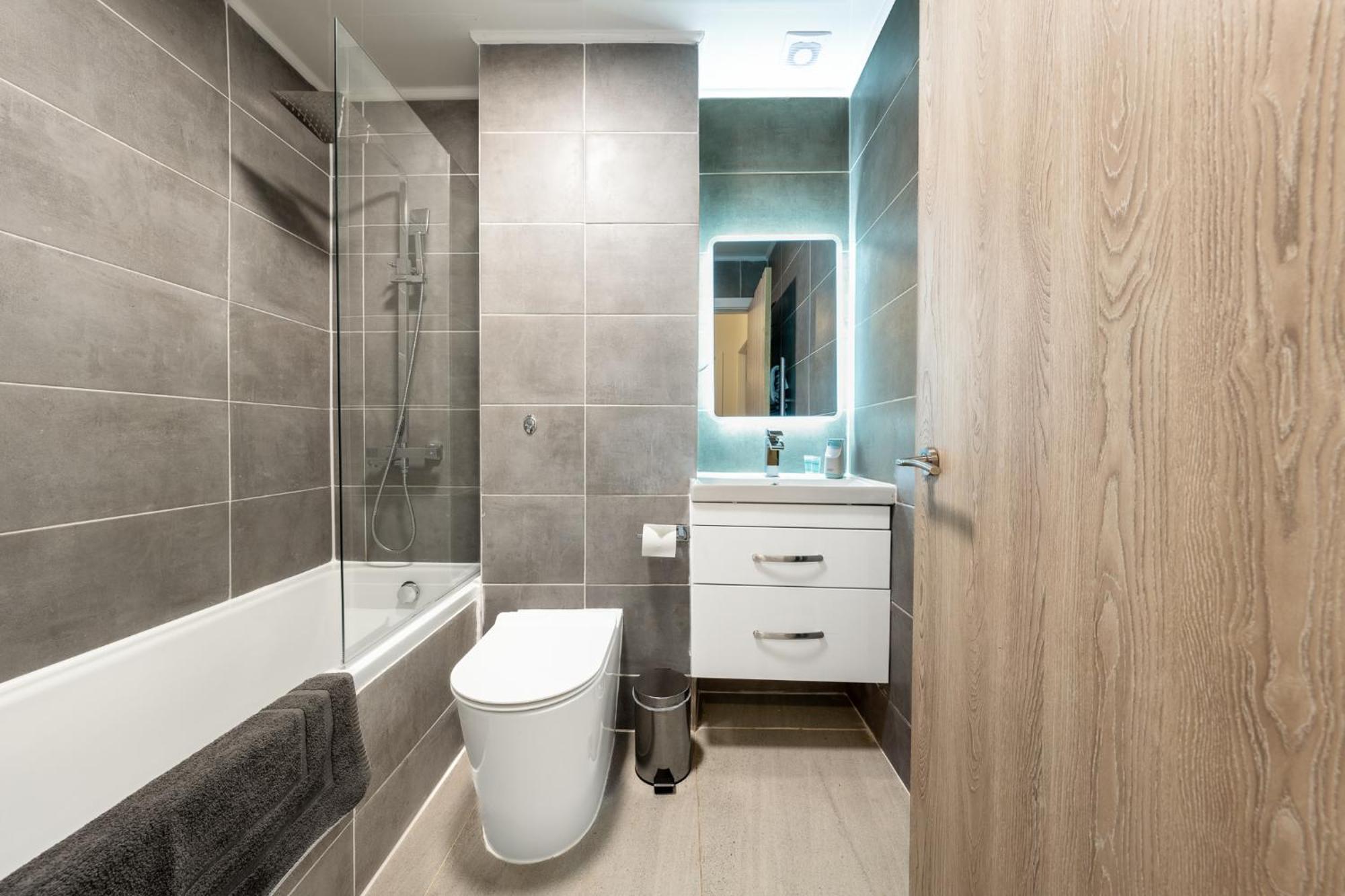 Ashview 6 - Heathrow - Windsor - Free Parking Apartment Staines-upon-Thames Екстериор снимка